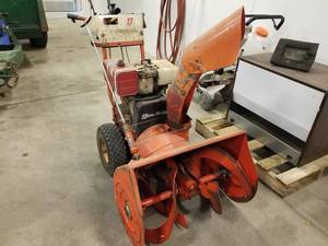 lot 4 image: Simplicity Snowblower