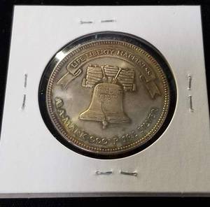 lot 29 image: 1 TROY OZ .999 FINE SILVER 1985 AMARK LIBERTY ROUND NICE TONING