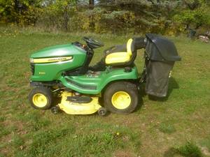 John Deere X320 Lawn Tractor