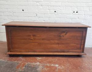 lot 37 image: Handsome Oak Hope Chest