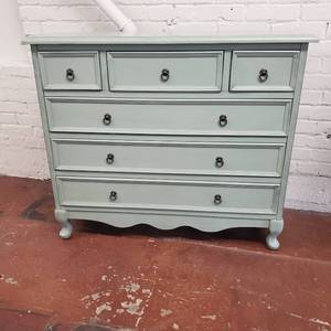 lot 38 image: Farmhouse Nine Drawer Chest