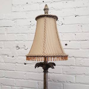 lot 103 image: Chic Hollywood Pineapple Lamp