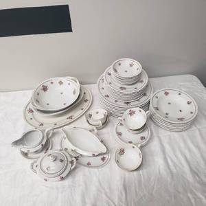 lot 25 image: Franconia Krautheim China Service Gretchen Pattern, 49 Pieces