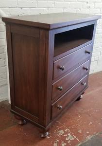 lot 21 image: Entertainment Stand Dresser