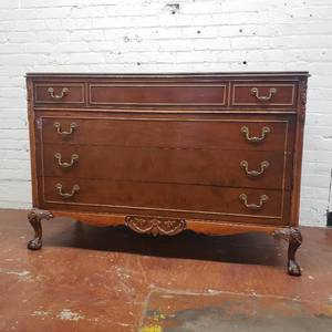 lot 3 image: Vintage Chippendale Four Drawer Dresser