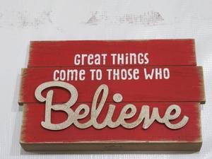 lot 921 image: HALLMARK Christmas Great Things Come to Those Who Believe Wooden Sign 6x9.5 Red