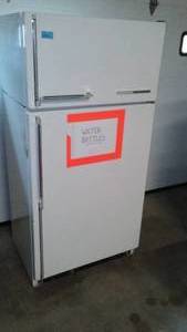 Frigidaire Refrigerator - powers up.