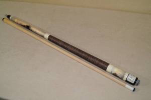 lot 1 image: McDermott M2WE-WP0 19 Oz Eagle Theme Pool Cue