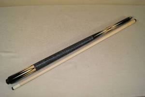 lot 4 image: McDermott 19.5 Oz 2 Piece Pool Cue