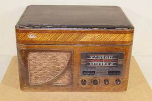 lot 34 image: Antique RCA Victrola U-12 Tube Radio with Turntable