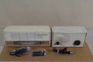 lot 33 image: 2 Vintage Radios - Symphonaire