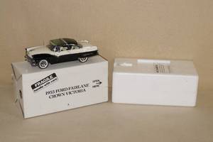 lot 64 image: Danbury Mint 1955 Ford Fairlane Crown Victoria Die Cast Car Model