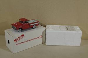 lot 74 image: Danbury Mint 1957 Chevrolet Cameo Carrier Die Cast Truck Model