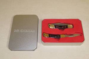 lot 103 image: Winchester 2 Piece Folding Pocket Knife Set