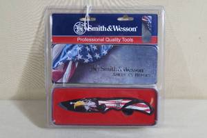 lot 106 image: Smith & Wesson Patriotic Folding Pocket Knife