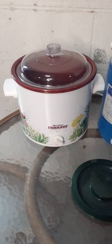 Box of Assorted sized Crock pot slo...