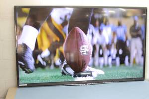 lot 10 image: Sharp 60 LC-60EQ10U Aquos Full HD Smart LED TV  Television  Display  Monitor