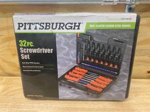 lot 59 image: 32 Piece Screwdriver Set