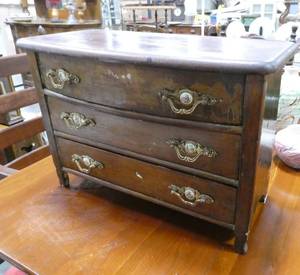 Antique jewelry box with ceramic face pulls