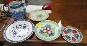 Group of 5 ceramic pieces from the UK, pitcher and 4 plates
