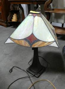 Beautiful stained glass lamp - works