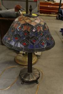 Tiffany style lamp (but is a knockoff) works