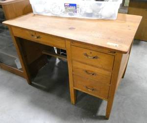 Nice vintage wood desk 42x28x29