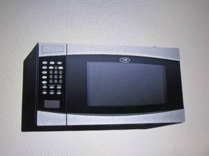 Oster 1.6 Cu. Ft. 1000-Watt Counter...