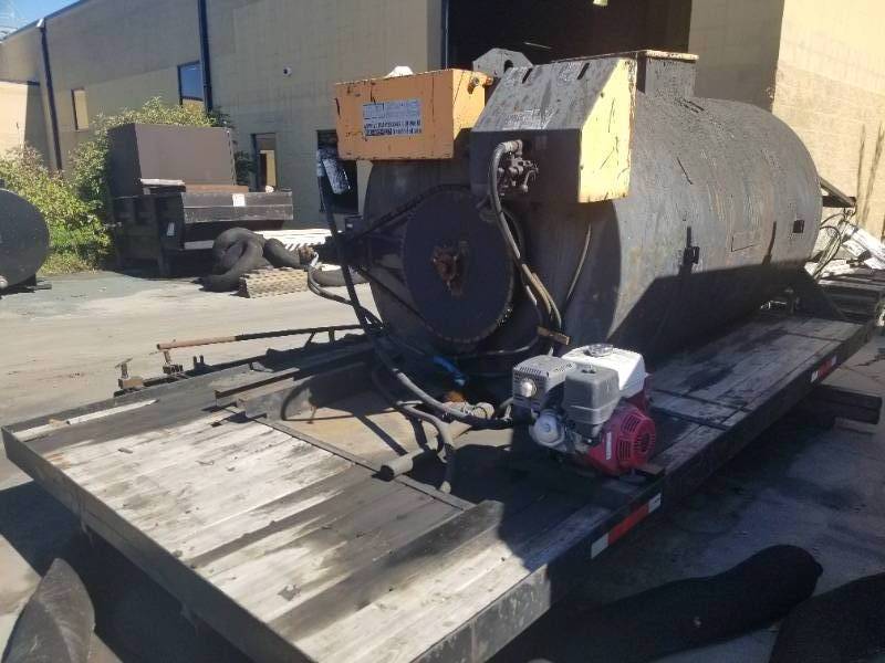 lot 10 image: 1500 Gallon Agitated Sealcoat Tank with Flatbed