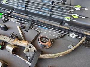 lot 4 image: Very Nice Carolina Archery Fuse Compound Bow Package with Case