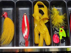 lot 10 image: Small Aluminum Tackle Box Contents