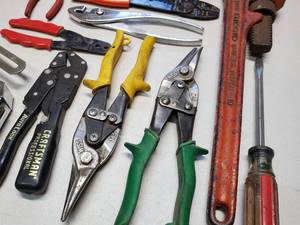 lot 22 image: Assorted Garage Hand Tools Lot