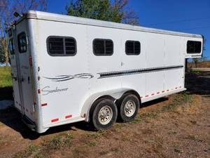 lot 1 image: 2005 Sunlite 727 Horse Trailer by Sundown Trailers