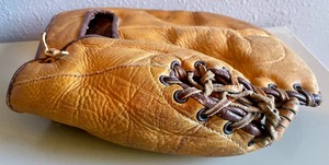 lot 109 image: Vintage Baseball Glove