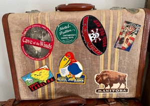 lot 262 image: Vintage Suitcases