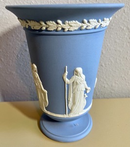 lot 124 image: Wedgewood Vase