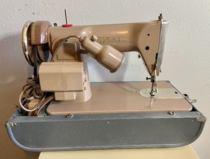 lot 146 image: Vintage Singer Sewing Machine
