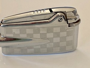 lot 165 image: Vintage Varaflame Premiere Robson Lighter