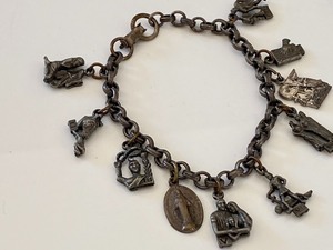 lot 172 image: Vintage Coro Charm Bracelet