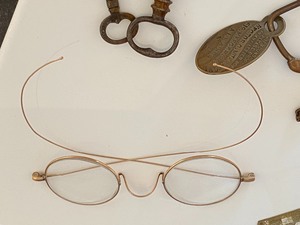 lot 212 image: Vintage Fun Things