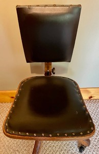 lot 301 image: Vintage Office Chair that Swivels
