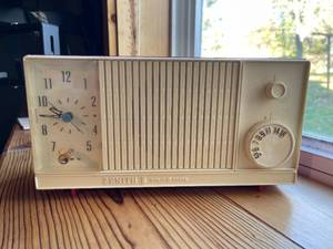 lot 312 image: Vintage Zenith Radio  Clock