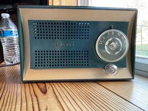 lot 326 image: Vintage Sylvania Radio