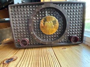 lot 328 image: Vintage Motorola Radio