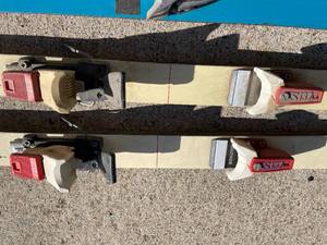 lot 330 image: Two Pairs of Used Snow Skis by Head and Rossignol