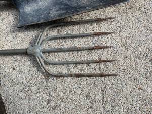 lot 340 image: Long Handled Tool Lot