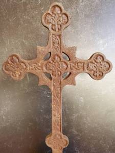lot 60 image: Iron Cross Home Decor