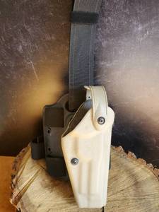 lot 83 image: Safariland Military thigh Style Pistol Holster