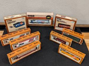 lot 24 image: 9 New Tyco HO Scale Train Cars