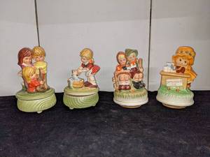 lot 146 image: 4 Rotating Musical Figurines